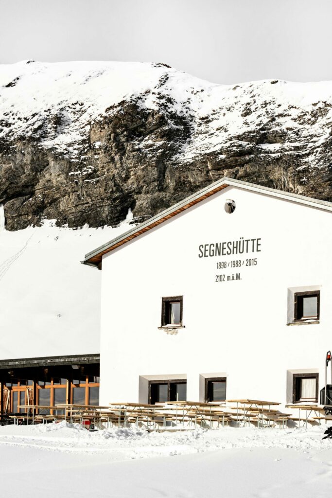 The Segneshütte on Segnes.