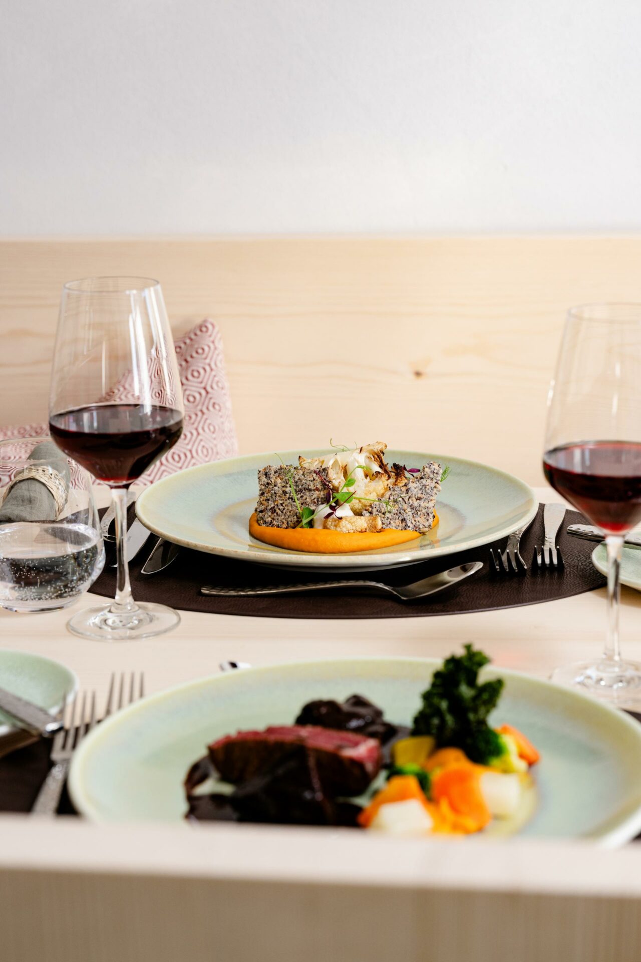 Wine and dinner at the Segneshütte.
