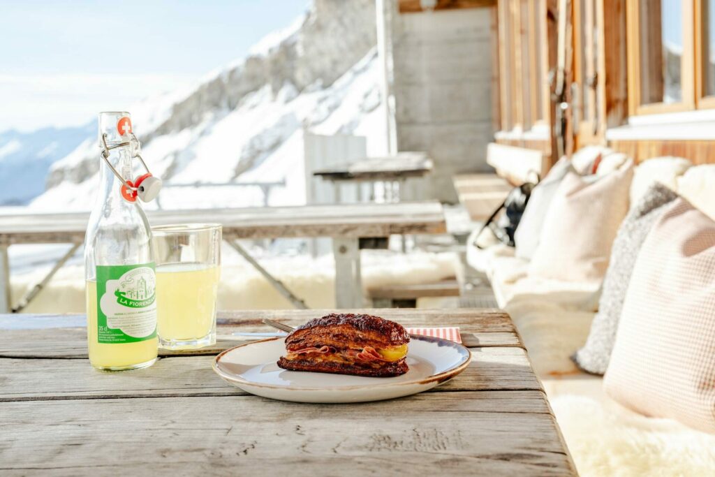 Culinary delights also on the sun terrace of the Segneshütte.